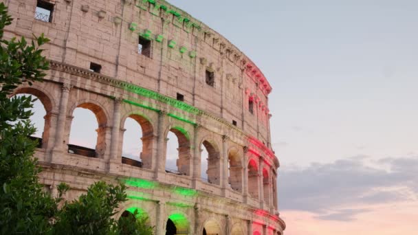 Colosseum diterangi dengan warna bendera Italia pada sore hari di Roma, Italia — Stok Video