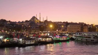 İstanbul 'da Süleyman Camii ve gece vakti Türkiye' de turizm tekneleri bulunan şehir manzarası
