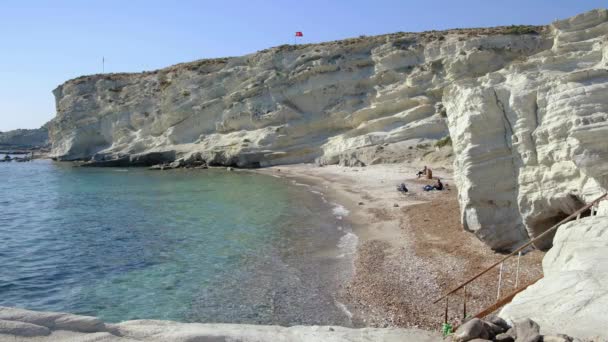 Alacati Delikli Koy Beach cerca de la ciudad de Cesme, Turquía — Vídeo de stock