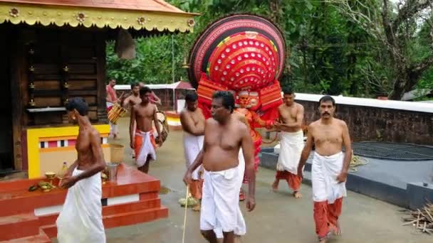 Payyanur, Kerala, Hindistan 'daki tapınak festivalinde gösteri yapıyorlar. — Stok video