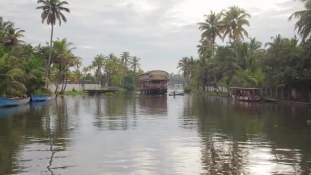 인도 케랄라주의 아름다운 해저에 있는 전통적 인 하우스 보트 — 비디오