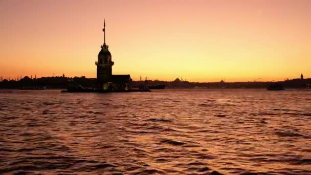 Maiden Tower bij zonsondergang in Istanbul, Turkije — Stockvideo