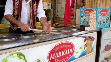 Türkçe dondurma satıcısının müşteriyle klasik eğlenceli numaralar yaptığı görünümü kapat