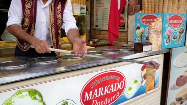 顧客と古典的な楽しいトリックを作るトルコのドンデュルマの売り手のビューを閉じます — ストック動画