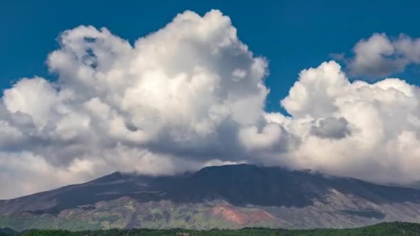 Snelle bewegende wolken over de Etna vulkaan in Sicilië, Italië — Stockvideo