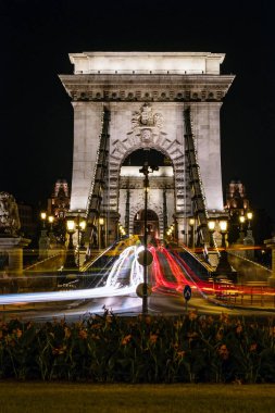 Budapeşte 'de Tuna Nehri üzerindeki zincir köprü. Macaristan