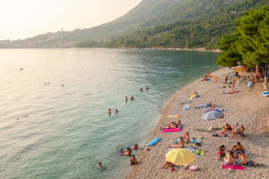 Günbatımında Makarska Riviera 'da güzel bir sahil, Dalmaçya, Hırvatistan