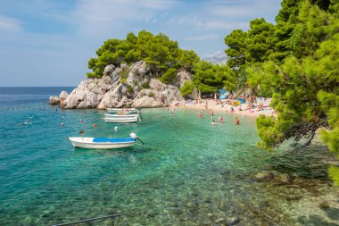 Günbatımında Makarska Riviera 'da güzel bir sahil, Dalmaçya, Hırvatistan