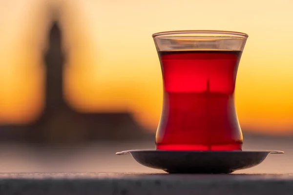 Hagyományos török tea egy pohárban Maiden Tower a háttérben Isztambulban, Törökországban — Stock Fotó