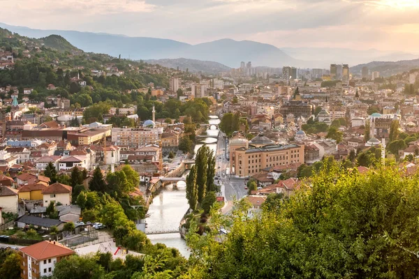 Kilátás Szarajevó történelmi központjára naplementekor Bosznia-Hercegovinában — Stock Fotó