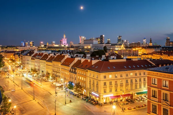 Vieille ville avec des gratte-ciel modernes à l'arrière-plan la nuit à Varsovie, Pologne — Photo