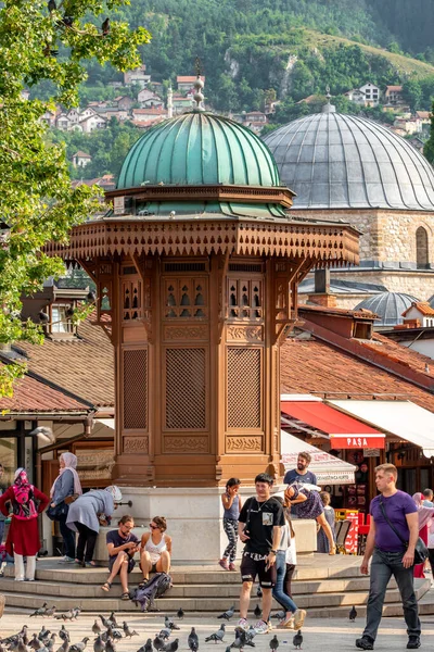 Площадь Баскарсии с деревянным фонтаном Себиля в Старом городе Сараево в Боснии и Герцеговине — стоковое фото
