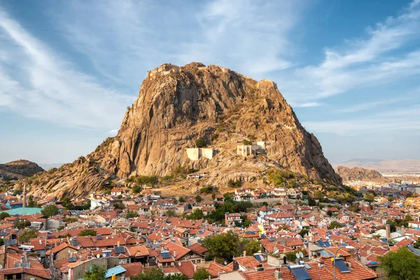 Город Афьонкарахисар с замком Афьон на скале, Турция — стоковое фото