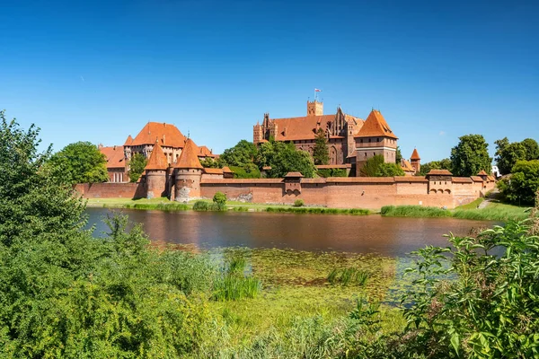 Castillo teutónico en Malbork o Marienburg en verano en Polonia — Foto de Stock