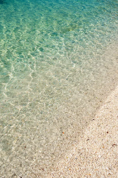 Prachtig leeg strand aan de Adriatische zee in Kroatië. — Stockfoto