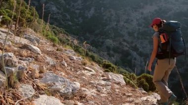Sırt çantalı genç kadın Türkiye 'de Lycian yolunda yürüyüş yapıyor.