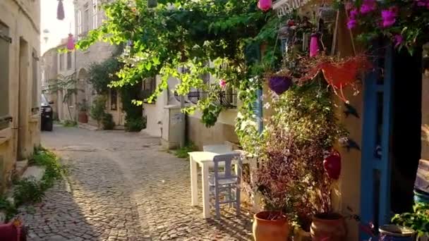 Schilderachtige straat in de Mediterrane Alacati Stad in Turkije. — Stockvideo