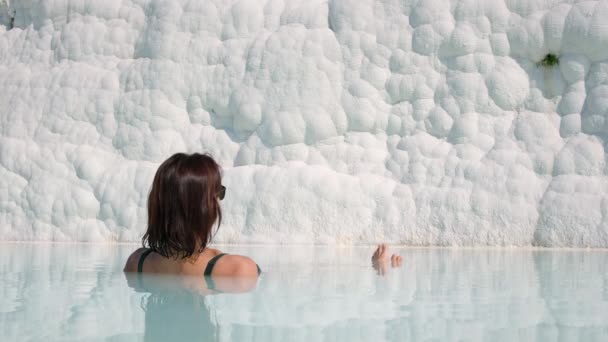 Donna in occhiali da sole bagnarsi in piscine terrazze in travertino a Pamukkale, Turchia — Video Stock