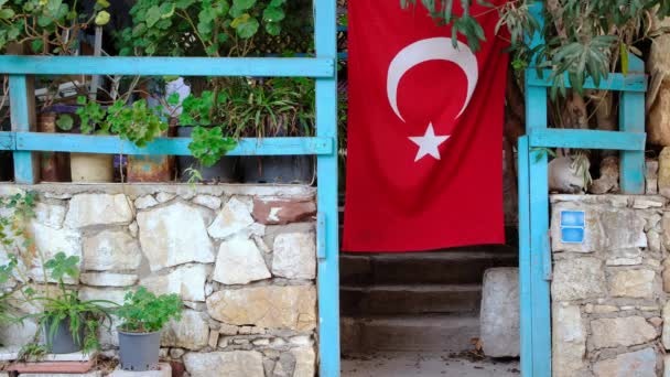 Bandeira turca pendurada em uma casa de campo na Turquia rural . — Vídeo de Stock