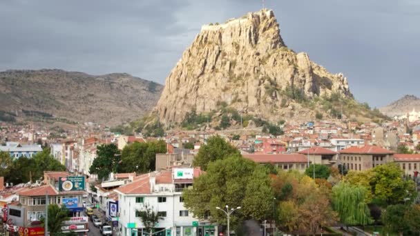 Город Афьонкарахисар с замком Афьон на скале, Турция — стоковое видео