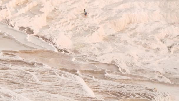 Travertines teras saat matahari terbenam di Pamukkale, Turki — Stok Video