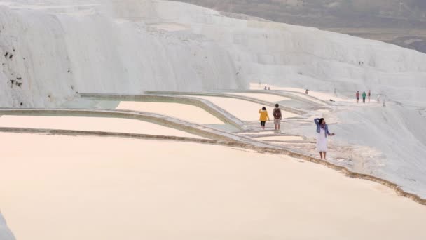 Berühmte Travertin-Terrassen bei Sonnenuntergang in Pamukkale, Türkei. — Stockvideo