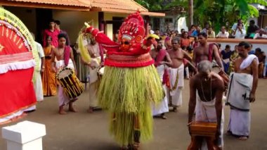 Payyanur, Kerala, Hindistan 'daki tapınak festivalinde gösteri yapıyorlar.