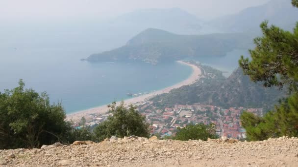 Mujer joven recorre el camino de Lycian con la vista de Blue Lagoon en Oludeniz — Vídeo de stock