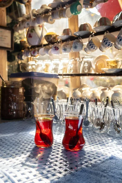 Tienda de té en Turquía. Dos vasos con té turco fresco en la mesa — Foto de Stock