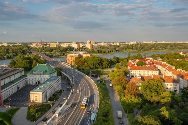 Prachtig stadsgezicht van Warschau met brug over de rivier de Vistula, Polen — Stockfoto