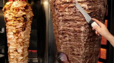 Türkiye 'de geleneksel Türk Donör Kebabı yapmadan önce Şavurma eti kesiliyor