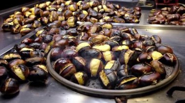 İstanbul, Türkiye 'de taze, sıcak, ızgara kestanelere yakın
