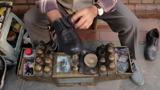 トルコのブルサの路上で働く靴のクリーナー. — ストック動画