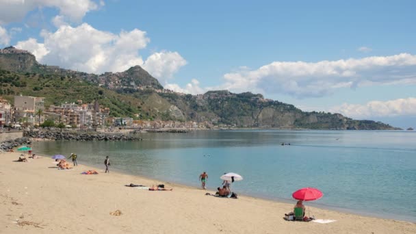 Сицилійський пляж в Джардіні Наксос і стародавнє місто Таорміна на пагорбі в Сицилії. — стокове відео