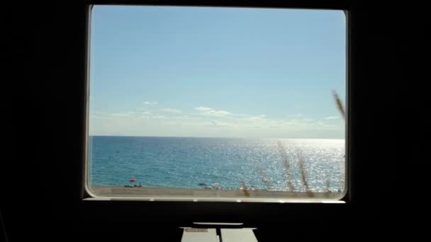 Titta ut från tågfönstret på tom strand och Medelhavet på sommaren. — Stockvideo