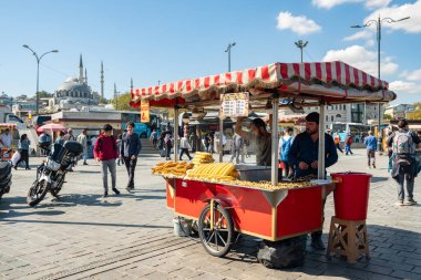 İstanbul 'da geleneksel kestane ve mısır satıcısı arabası