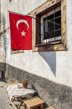 Türkiye 'de bir kır evinde Türk bayrağı sallanıyor.