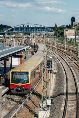 Berlin, Almanya 'daki U-Bahn İstasyonuna Şehir Treni Geldi