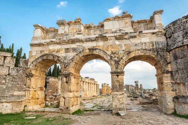 Fachada de portas de Domiciano em cidade antiga Hierápolis, Pamukkale, Turquia — Fotografia de Stock