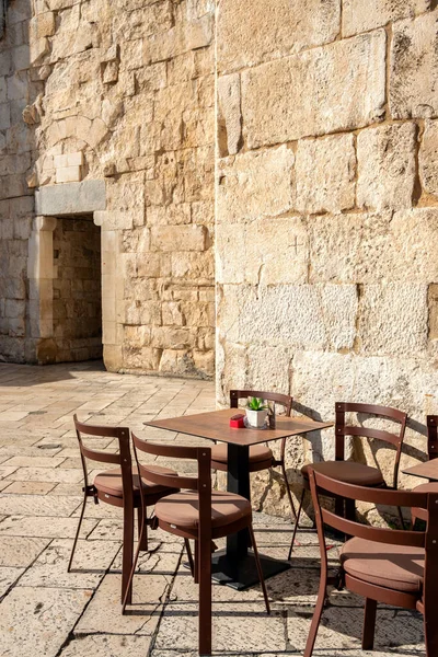 Café vide sans personnes dans la vieille ville de Trogir au soleil, Croatie — Photo