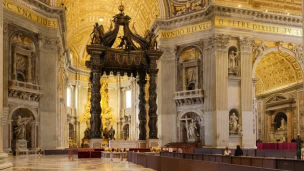 Вид изнутри базилики Святого Петра в Ватикане, Рим — стоковое видео