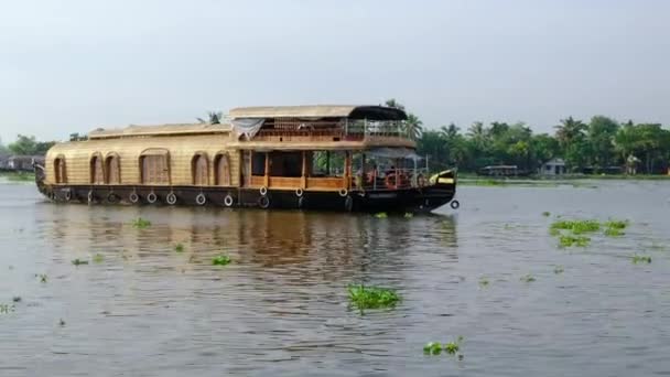 Traditionelles Hausboot an schönen Gewässern in Alleppey, Kerala, Indien — Stockvideo