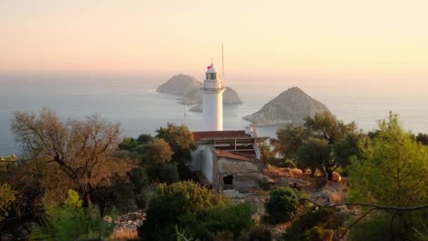 Farol em Gelidonya capa no mar Mediterrâneo ao pôr-do-sol, Antalya. — Vídeo de Stock