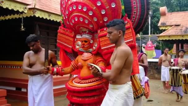 타이 얌은 인도 케랄라주 페이 얀 구르의 신전 축제중에 공연 한다 — 비디오
