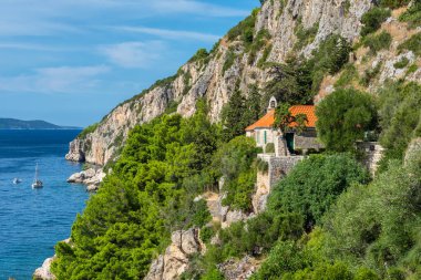 Gospe od Prizidnice Kilisesi Hırvatistan 'ın Ciovo adasındaki uçurumda