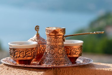 Geleneksel siyah Bosnalı kahvesi ahşap masada güzel bir bakır kafeste.