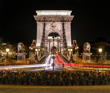 Budapeşte 'de Tuna Nehri üzerindeki zincir köprü. Macaristan