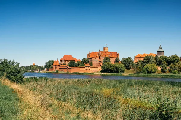 Castillo teutónico en Malbork o Marienburg en verano en Polonia — Foto de Stock