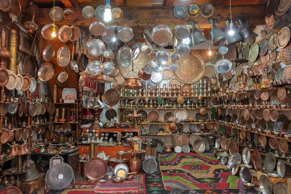 Loja de souvenirs tradicional com produtos de cobre na Cidade Velha de Sarajevo, BiH — Fotografia de Stock