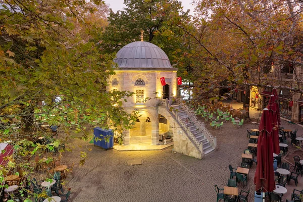 Jardines de té y tiendas de seda en Koza Han Silk Bazaar, Bursa, Turquía — Foto de Stock